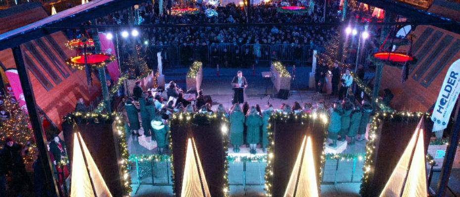 Θεσσαλονίκη: Χριστουγεννιάτικες μελωδίες από παιδικές χορωδίες στην πλατεία Αριστοτέλους